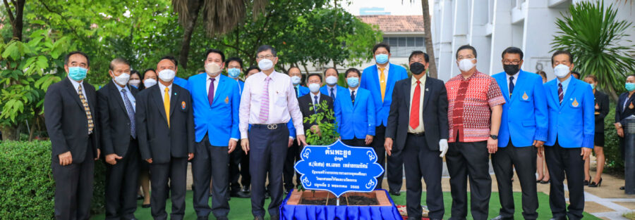 Offering policies to push and improve education management at Rajamangala University of Technology Tawan-ok in the Uthen Thawai area.